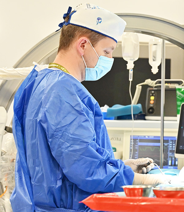 Chirurg ortopeda Krzysztof Łokas podczas minimalnie inwazyjnego zabiegu w obszarze kręgosłupa